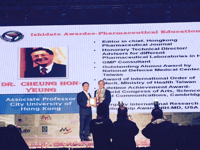 Chairman of FAPA awards the prize to Dr Hon Yeung Cheung.