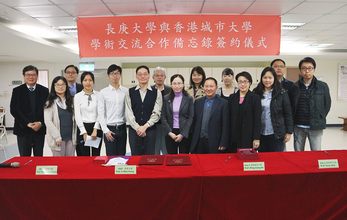Teaching staff and students from Chang Gung University led by Prof. Dah-Chuan Gong (second left, back row), Director of Center for International Academic Cooperation, signed the agreement on student exchange with CityU BMS academic staff (from right) Dr Ming Chan, Dr Kiwon Ban, Dr Gigi Lo, Dr Temy Mok, Dr Jin Young Kim, Dr Mingliang He and Dr Wenjun Xiong.