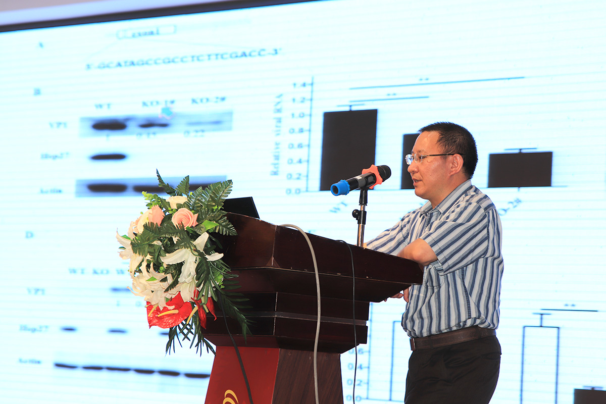 Prof. Mingliang He shared his research findings at the Gala.