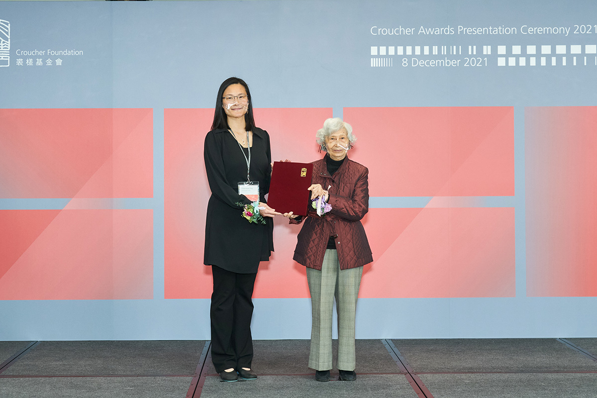 Dr Kwan Chow received the Croucher Innovation Award from Professor Rosie Young Tse Tse. (Photo source: Croucher Foundation)
