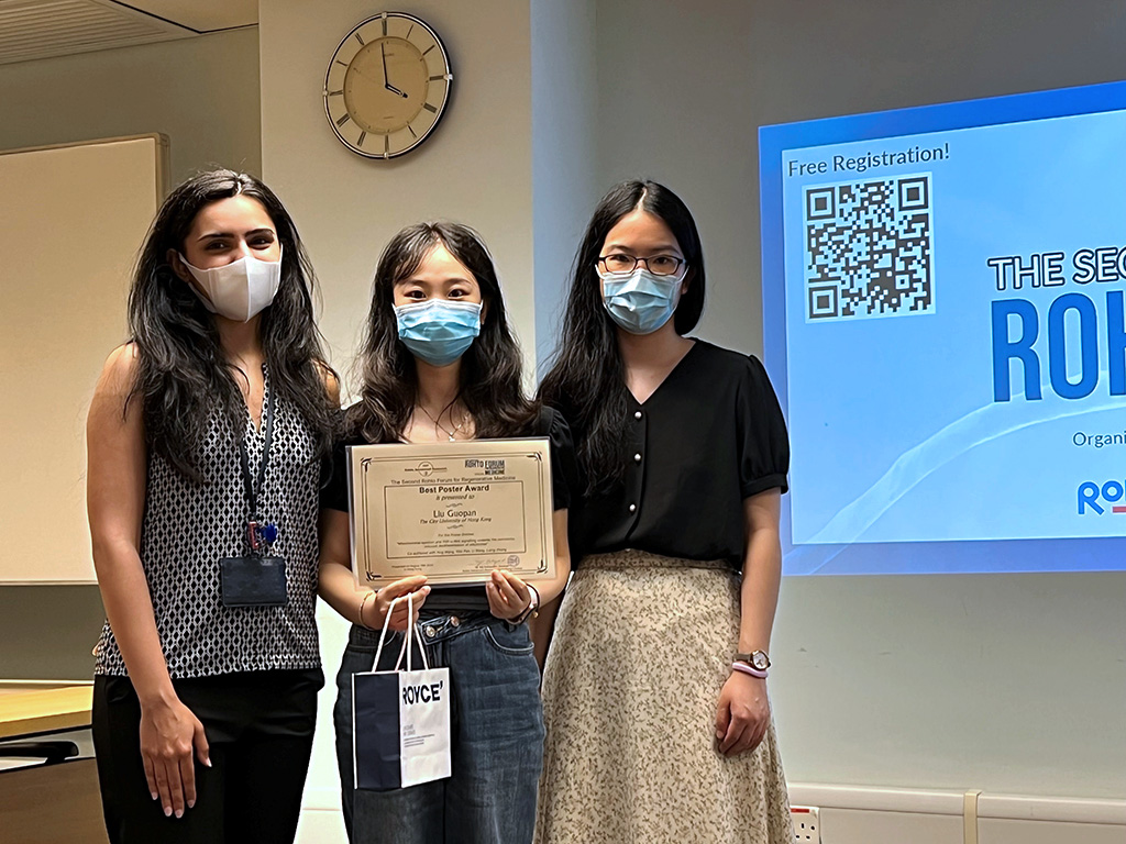 Ms Guopan Liu received her Best Poster Award from Dr Smriti Arya, Associate Principal Scientist (left) and Dr Mandy Ng, Research Fellow (right) from Rohto ARHK.