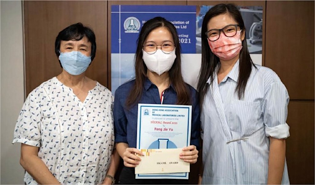 Mrs Marianne Leung, HKAML Vice-Chairperson (left) presented the certificate of Outstanding Academic Performance to Ms Fong Jie Yu (middle) accompanied by Dr Jackie Pon (right) from CityU BMS.