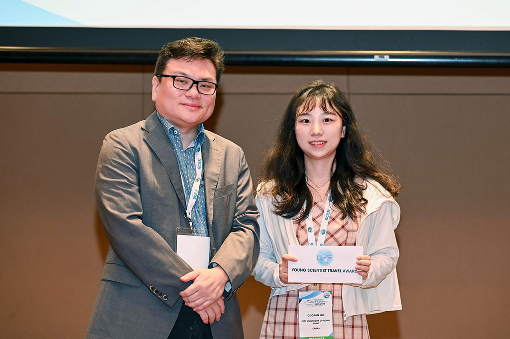 Ms Guopan Liu received the Young Scientist Travel Award from Dr Teck Yew LOW (MAPS), co-chair of the organising committee of the AOHUPO-AOAPO Congress.
