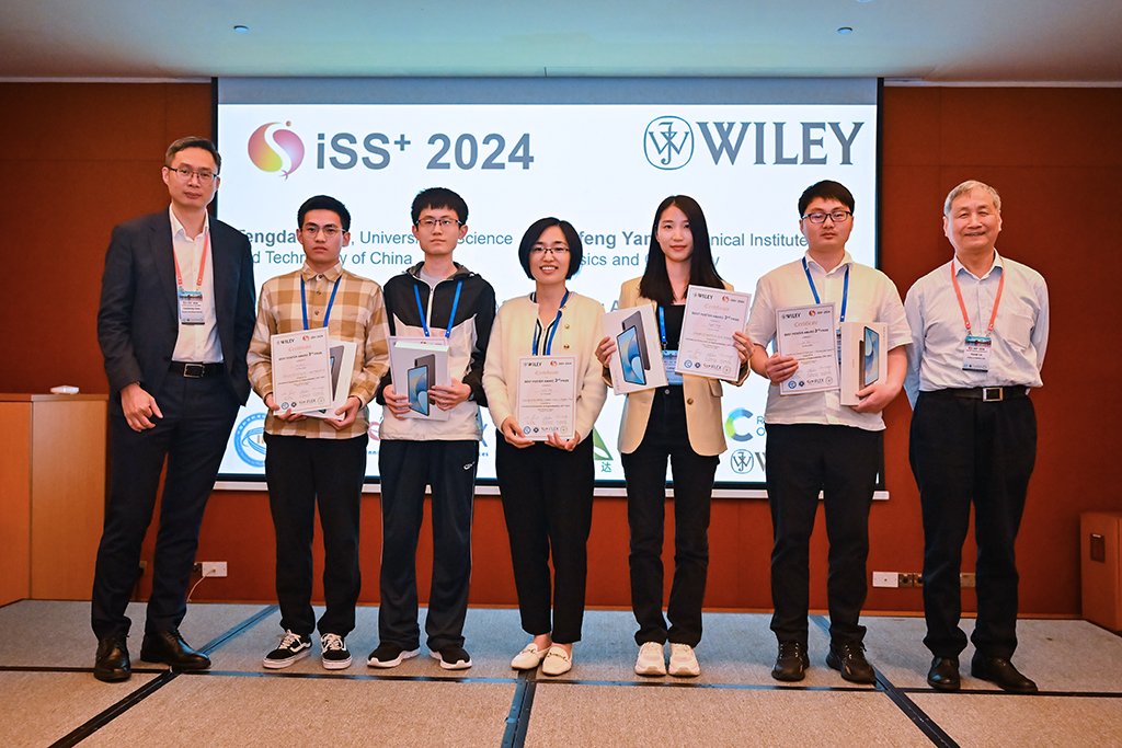 The award was presented to Miss AI Liqing (third from the right) and other awardees by the conference chair Prof. CHEN Xiaodong (NTU, left), and Prof. LIU Yunqi (CAS Academician, right).