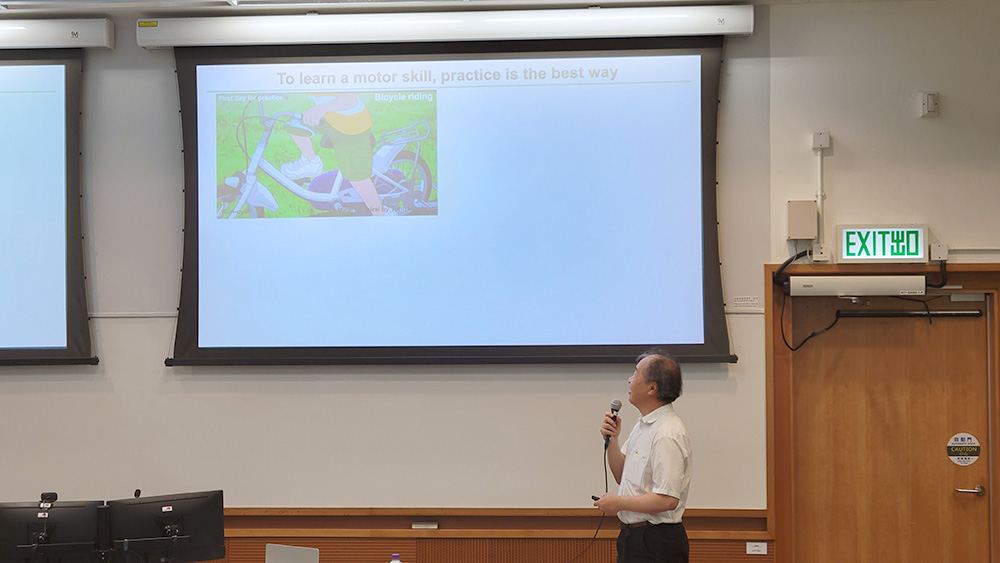 Professor Kubota gave his seminar on “Cortical Spine Dynamics During a Single Seed Grasp Motor Learning”.