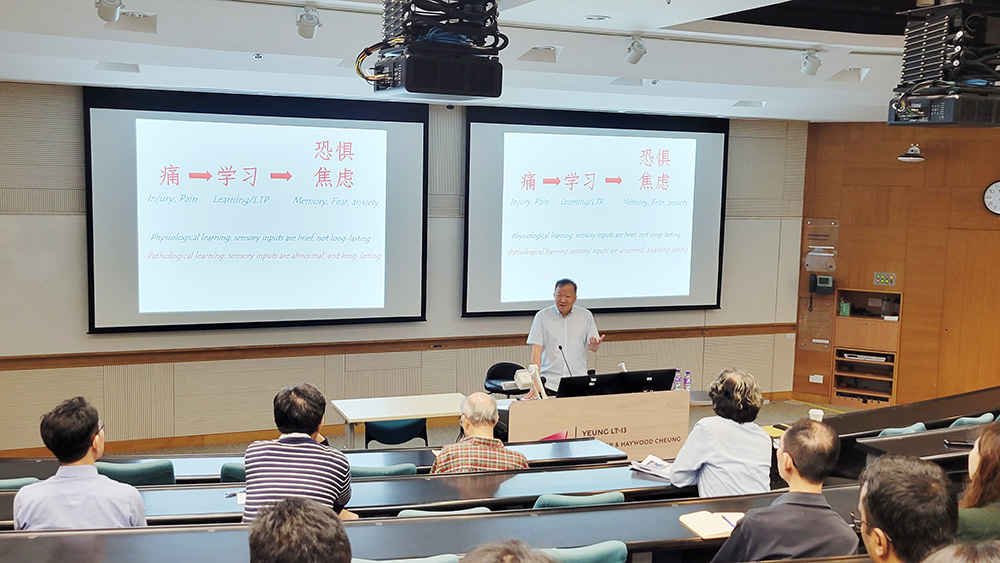 Professor Zhuo gave his seminar on “Synaptic Basis of Brain Network: Chronic Pain and Anxiety”.