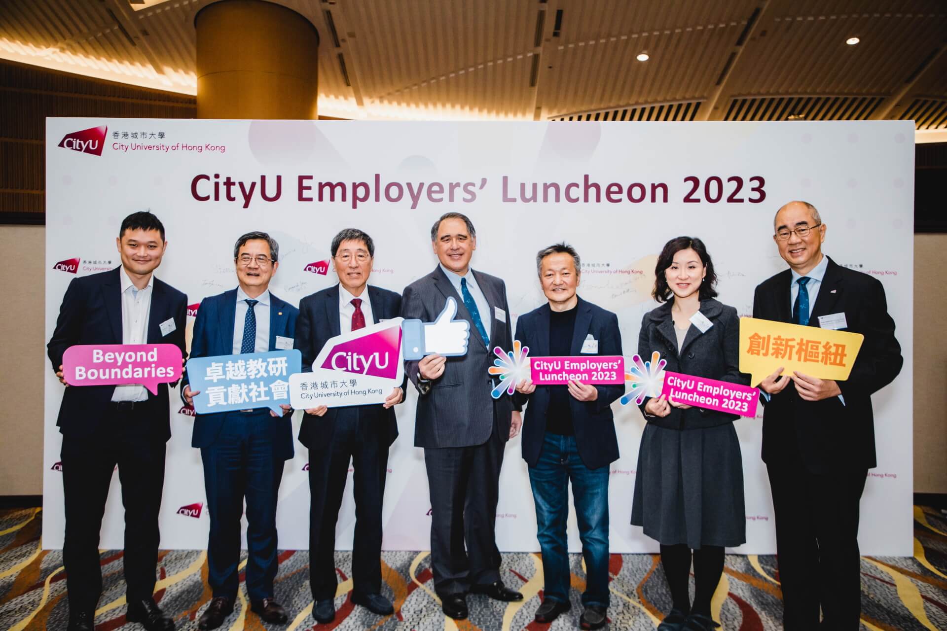 Mr Lester Garson HUANG, Chairman of the CityU Council, (centre) and President Way KUO (third from left) expressed their sincere appreciation to the representatives from various industries.