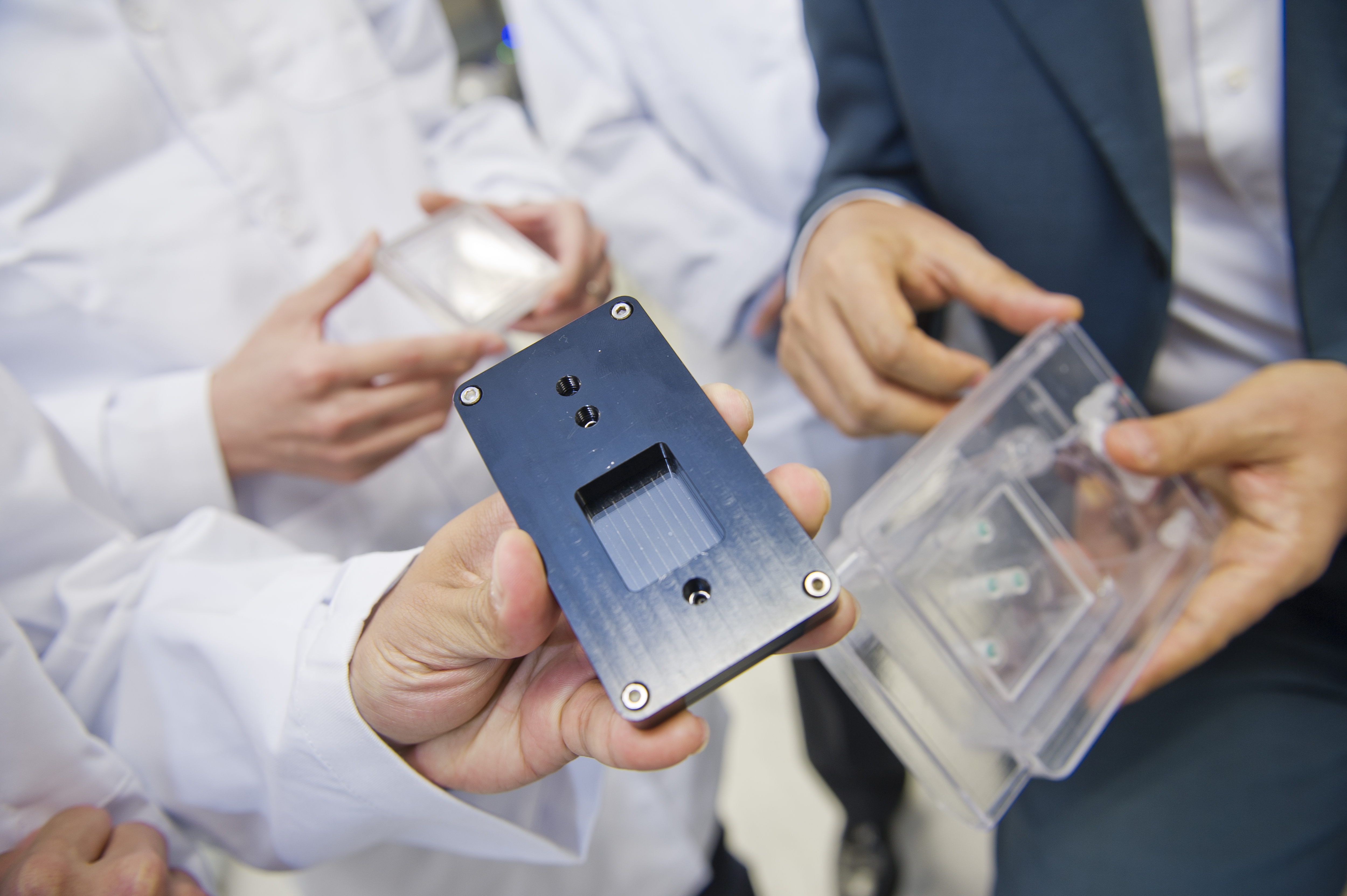 用於藥物篩選及 分子診斷的納米擴增微流控陣列技術