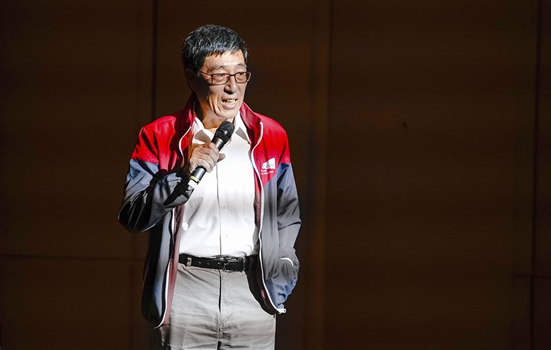 Professor Kuo delivers a welcoming address.