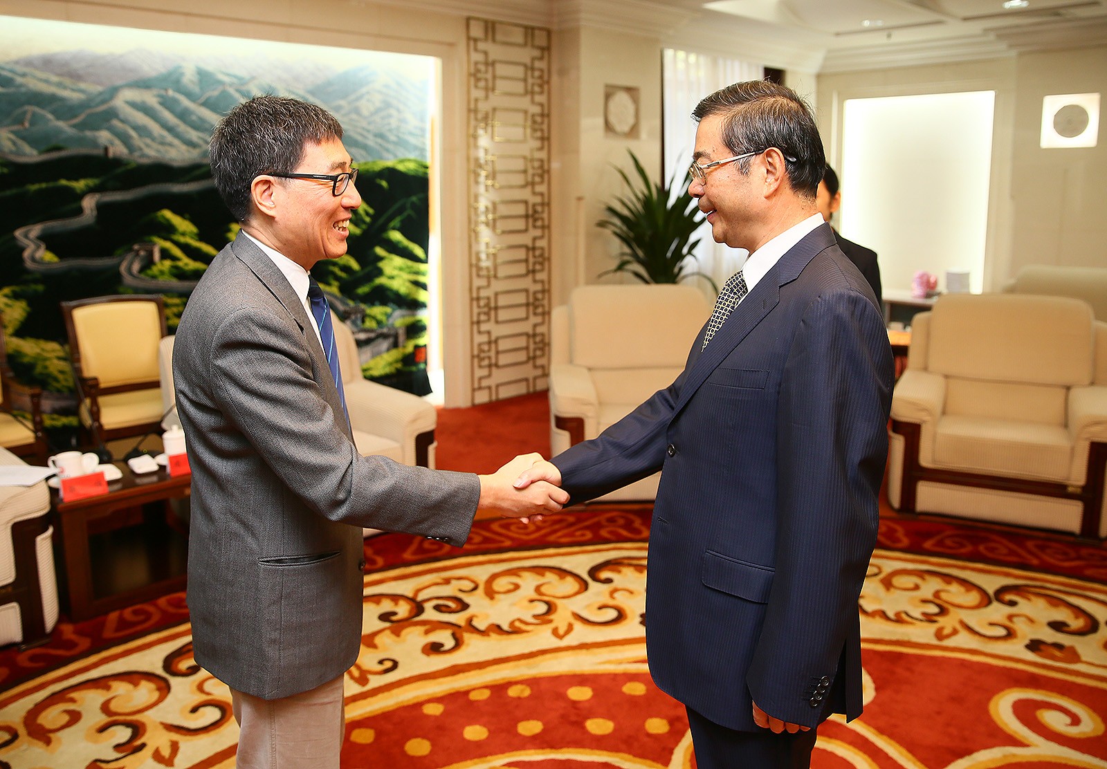 Professor Kuo (left) meets Mr Zhou, President of the Supreme People’s Court.