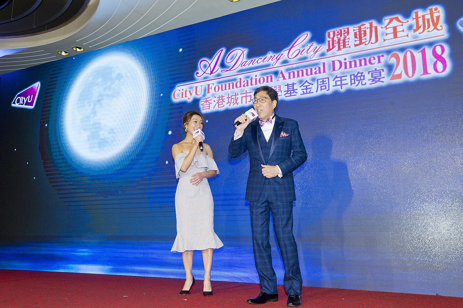 郭校長（右）與楊潔明女士獻唱。
