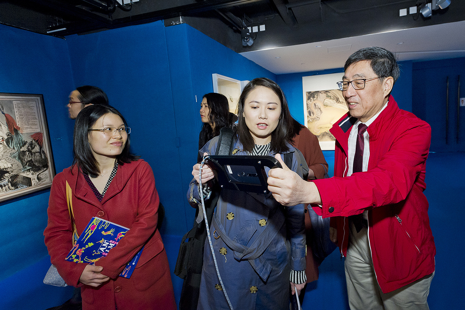 CityU management and media representatives enjoy viewing the “ANiMAL: Art Science Nature Society” exhibition