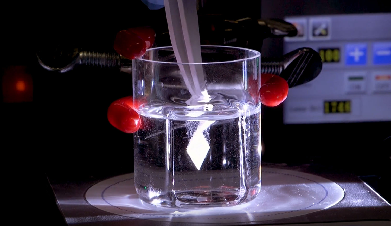 This new artificial leaf can conduct energy conversion without any electrical connections.