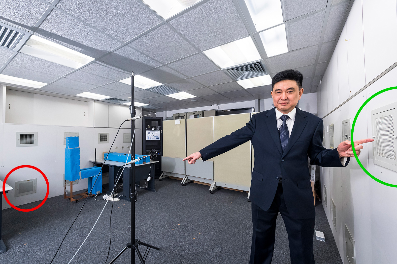 Professor Lin set up a mock-up hospital ward at his lab to study stratum ventilation. The grille denoted in the green frame (far right) is for the air supply, while the louvre denoted in the red frame (far left) is for exhaust. 