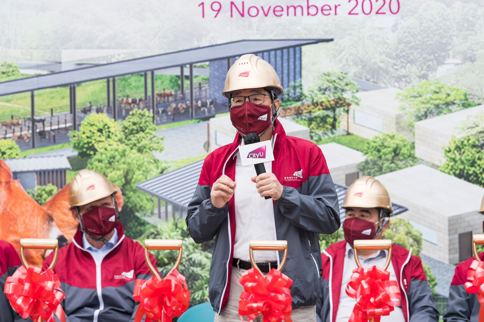 President Kuo thanks the CityU community for working so hard to enable CityU to become a leading university in veterinary education and life sciences.