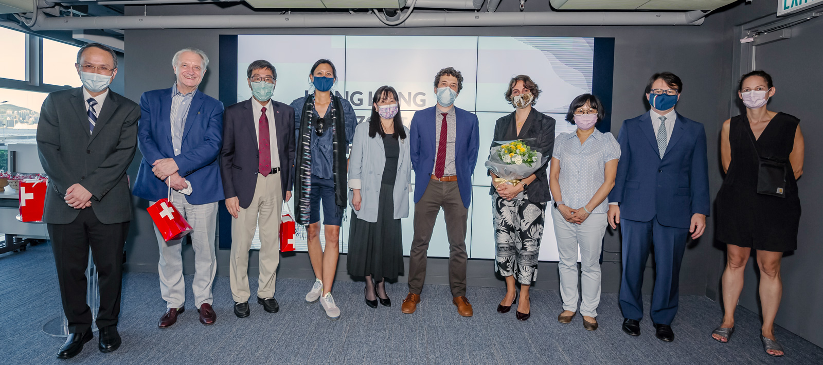 （左起）吳兆堂教授、Peter Cookson Smith博士、郭位校長、（左五）許虹女士、Talamini Gianni博士、Katia Stampfli-Ferraz女士、陳巧賢女士、孔德樂先生及其他嘉賓出席開幕禮。