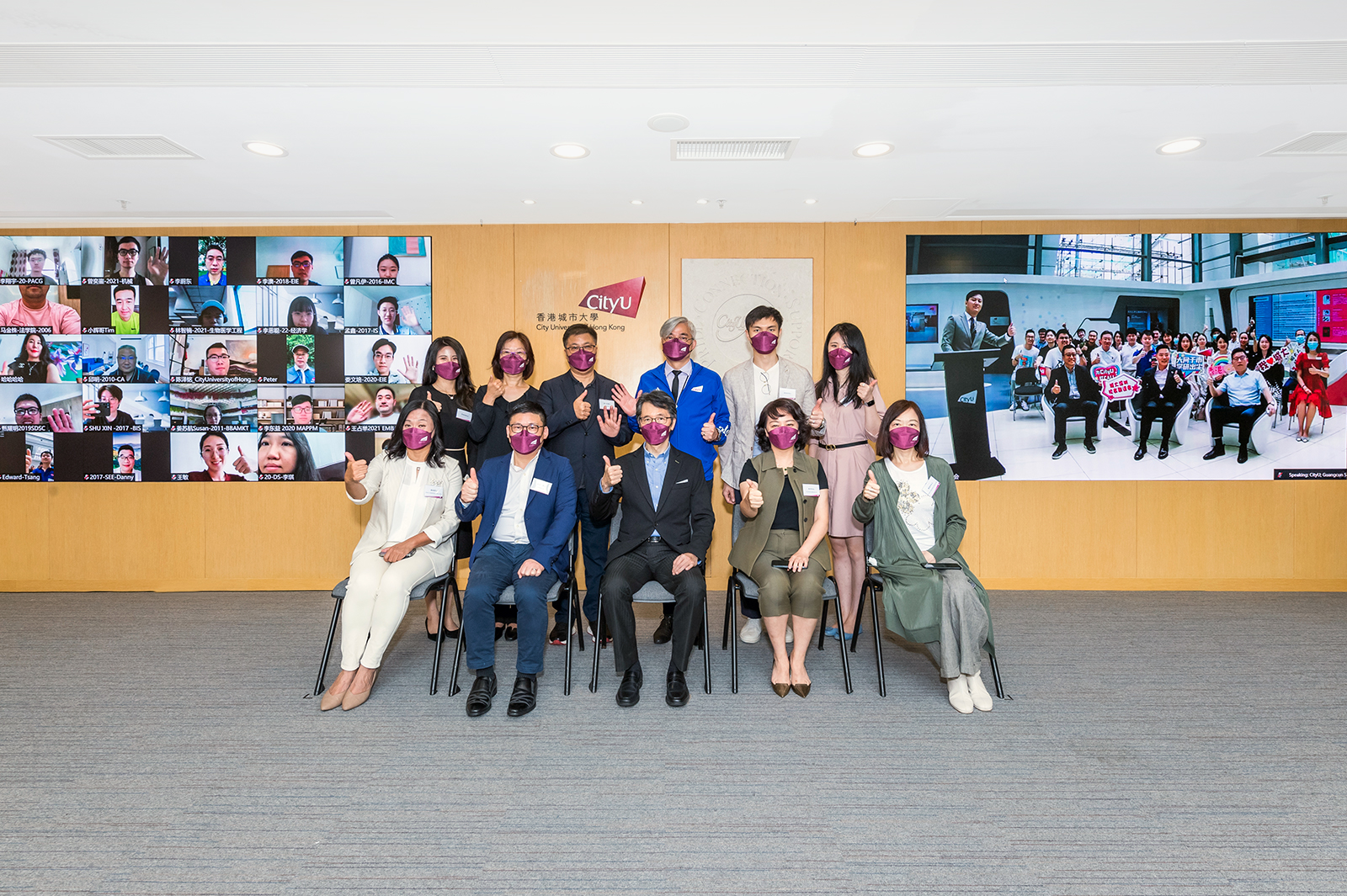 CityU representatives and alumni took a pleasant photo together.