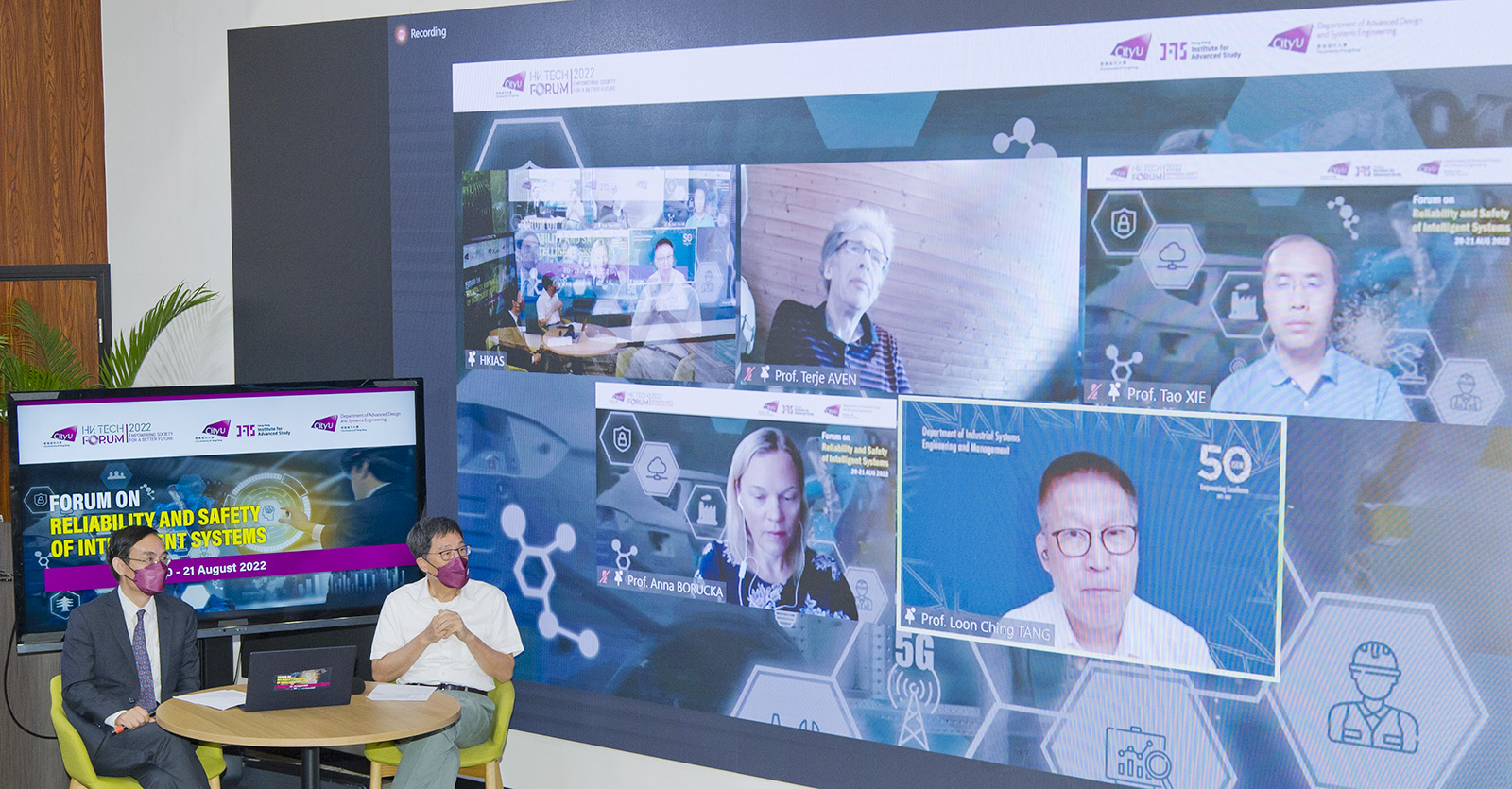 The Editor’s Roundtable chaired by President Kuo (right) and Professor Xie.