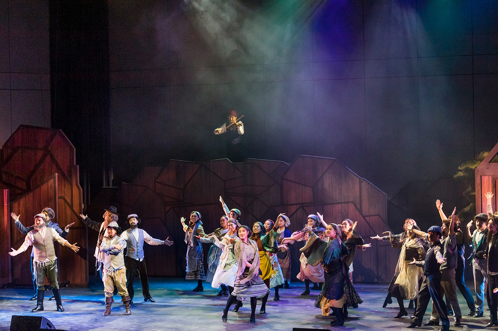 President Kuo (top) played the Fiddler, the soul of the story, singing and dancing with the cast.