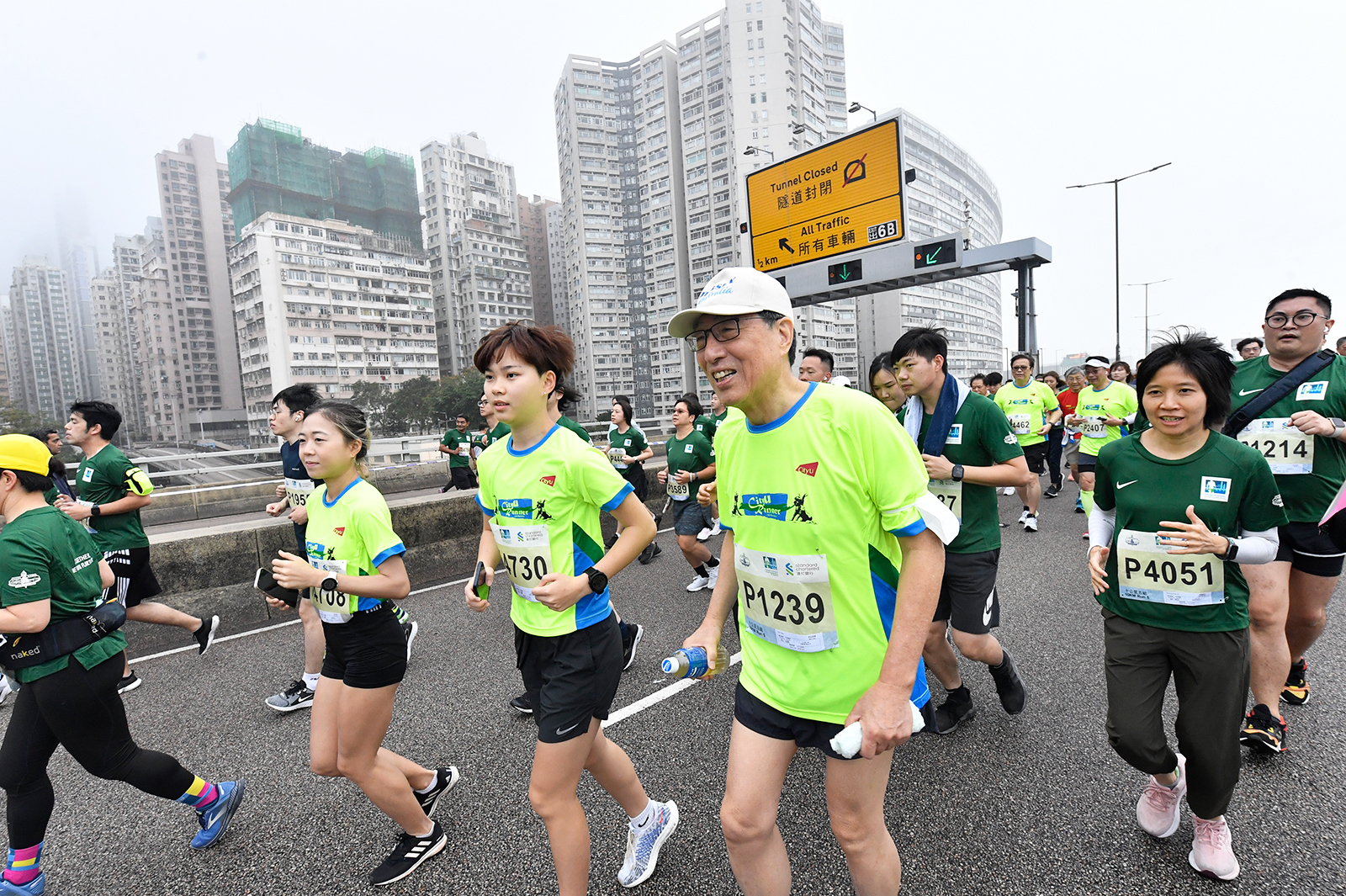 President Kuo leads CityU marathon team for 13th consecutive race