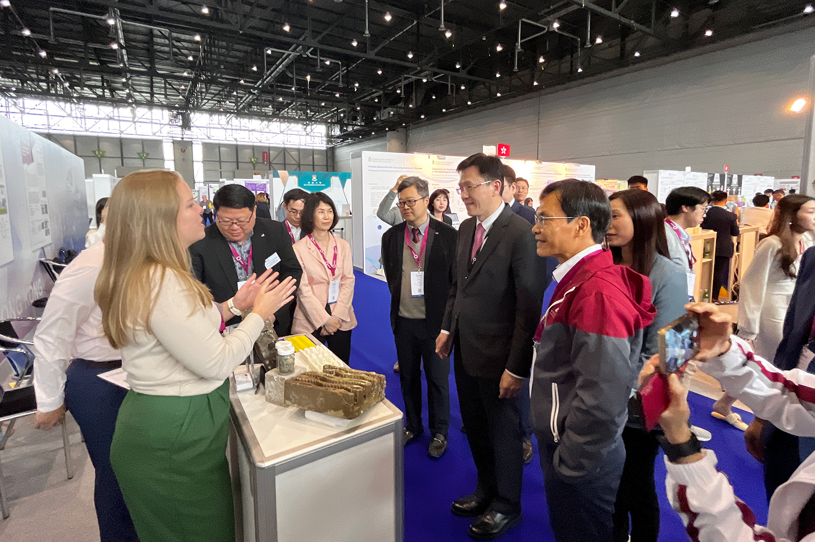 Sun Dong visits CityU booth at Geneva