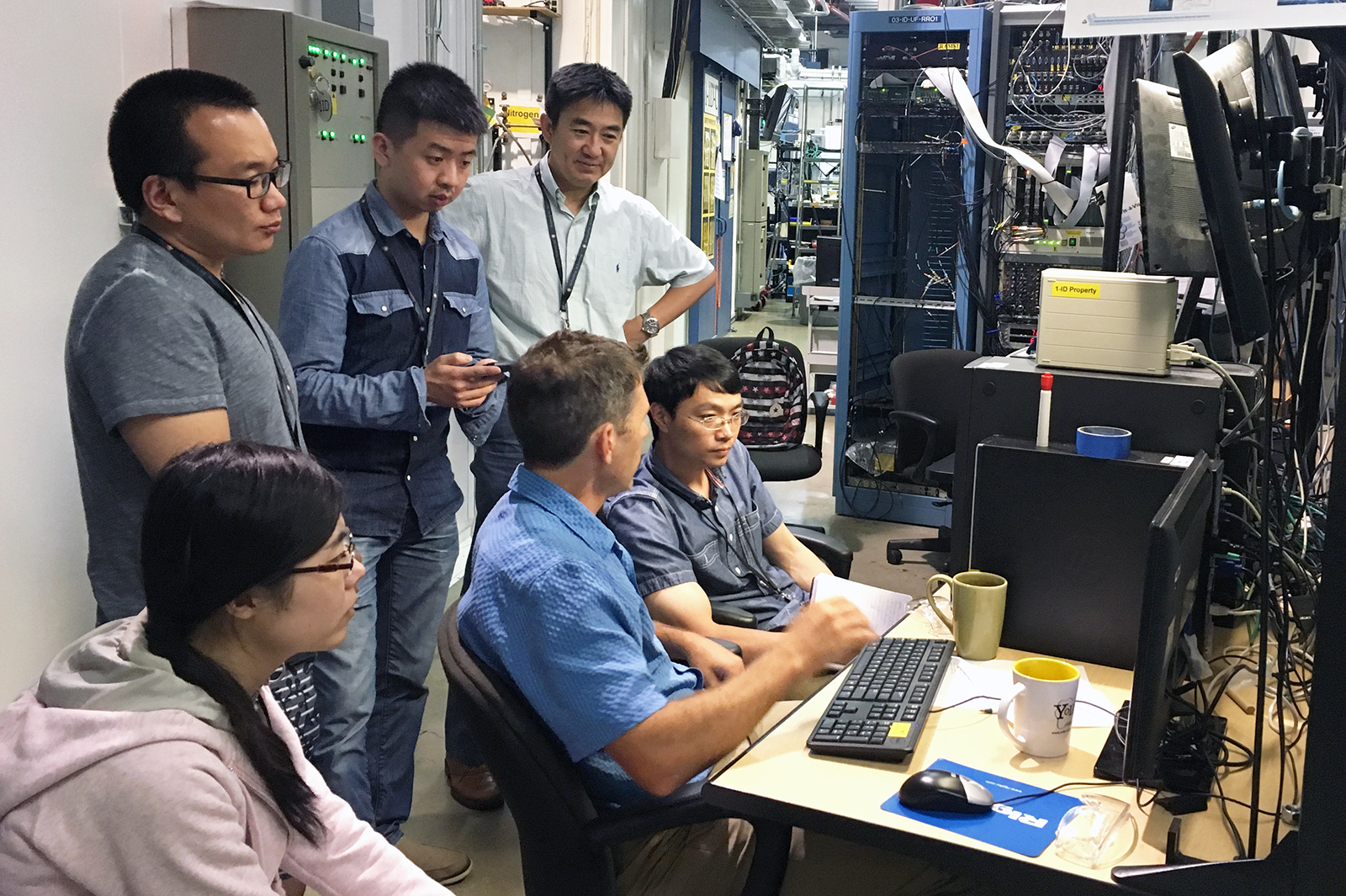 (Upper row, from right) Professor Wang Xunli and Dr Wu Zhenduo.  (Lower row right) Professor Lan Si.