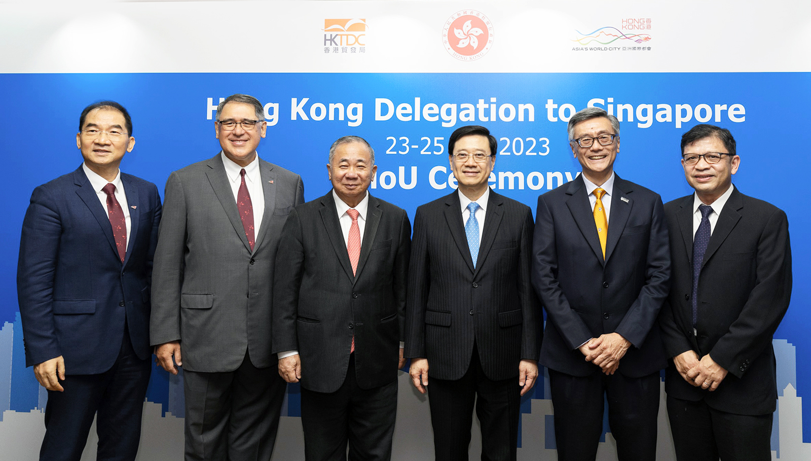 城大及國大代表與訪問新加坡的香港特區行政長官李家超先生合照。（左起）城大高級副校長（創新及企業）楊夢甦教授、黃嘉純先生、梅彥昌校長、李家超先生、陳永財校長、羅繼斌先生。