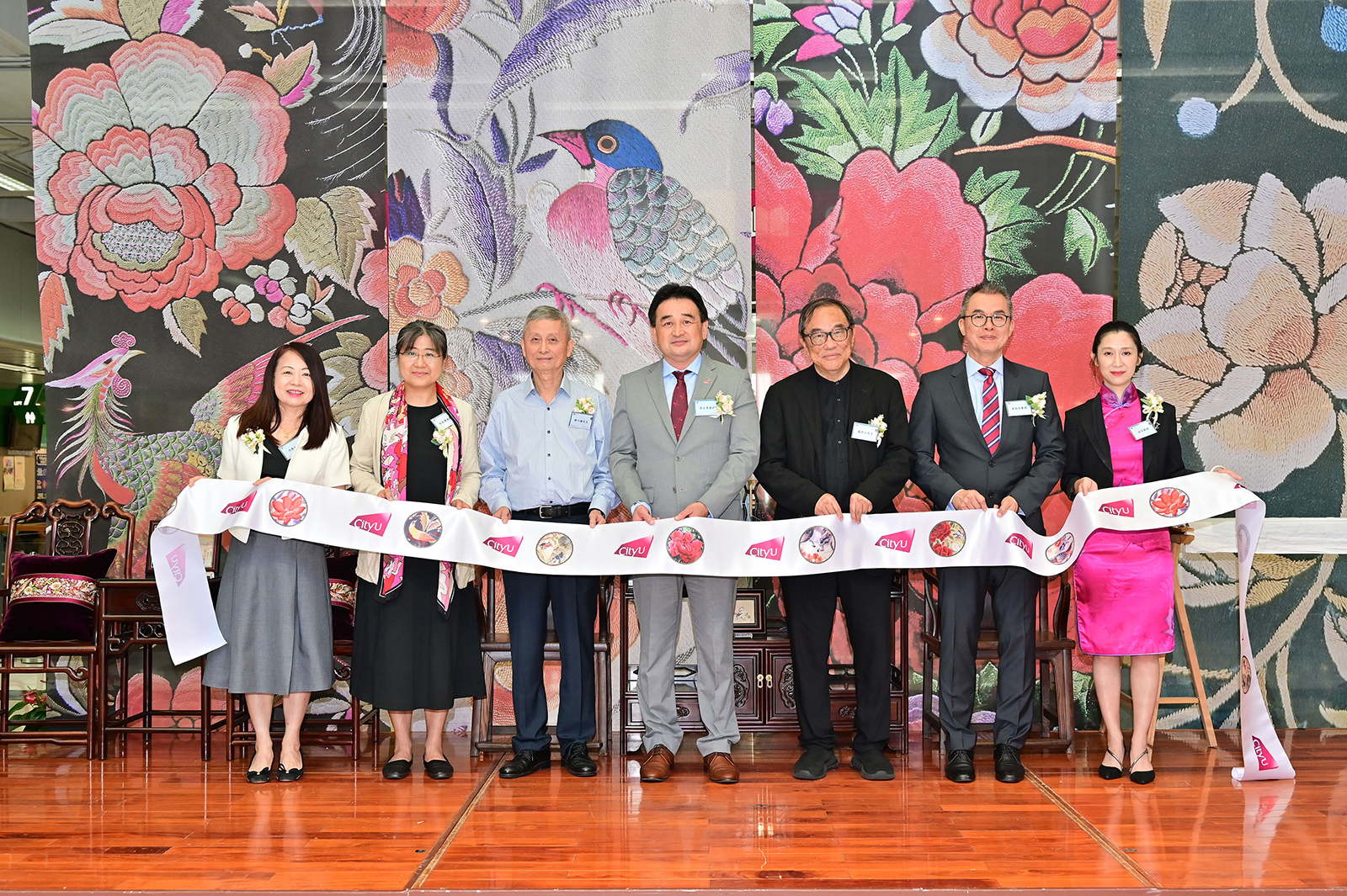 主禮嘉賓主持展覽開幕禮。