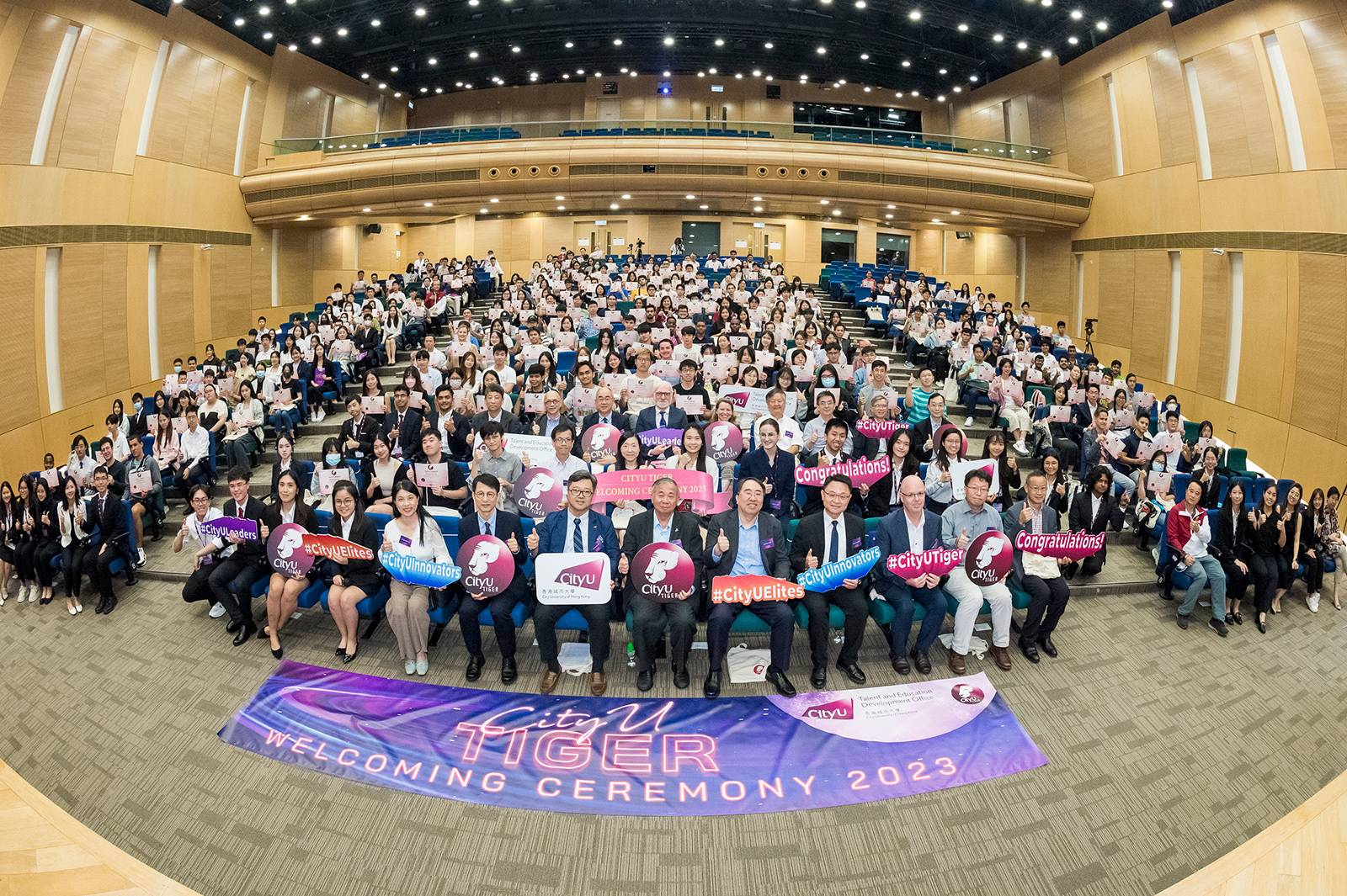 About 1,000 elite students are welcomed at the welcoming ceremony.