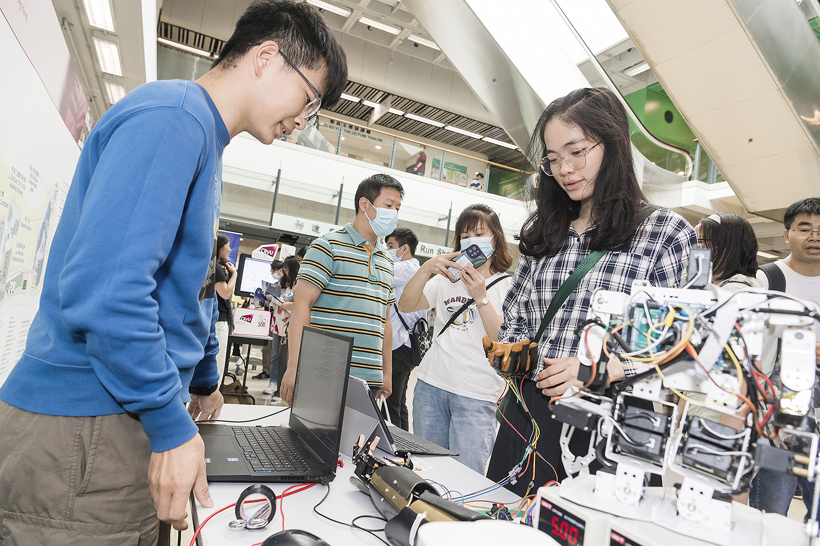 Various scientific demonstrations give participants a chance to enjoy the fun and fascination of scientific research.