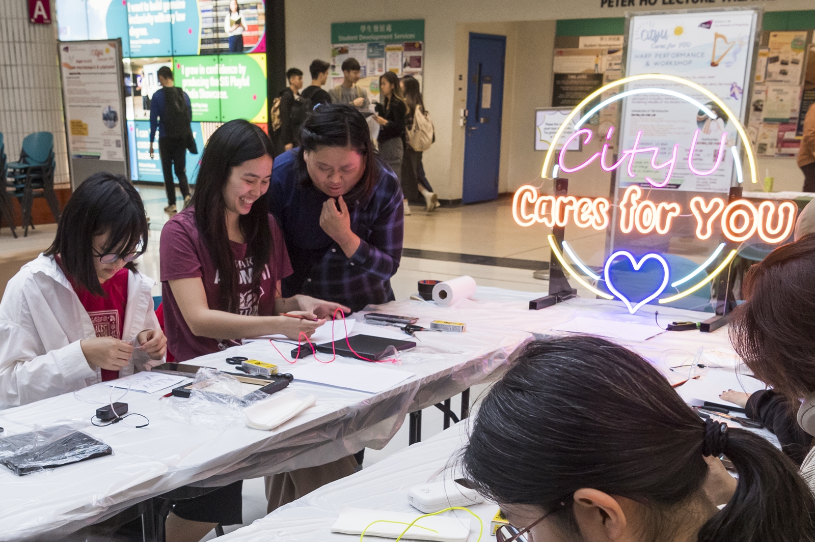 Students create unique neon art signs to share their thoughts. 