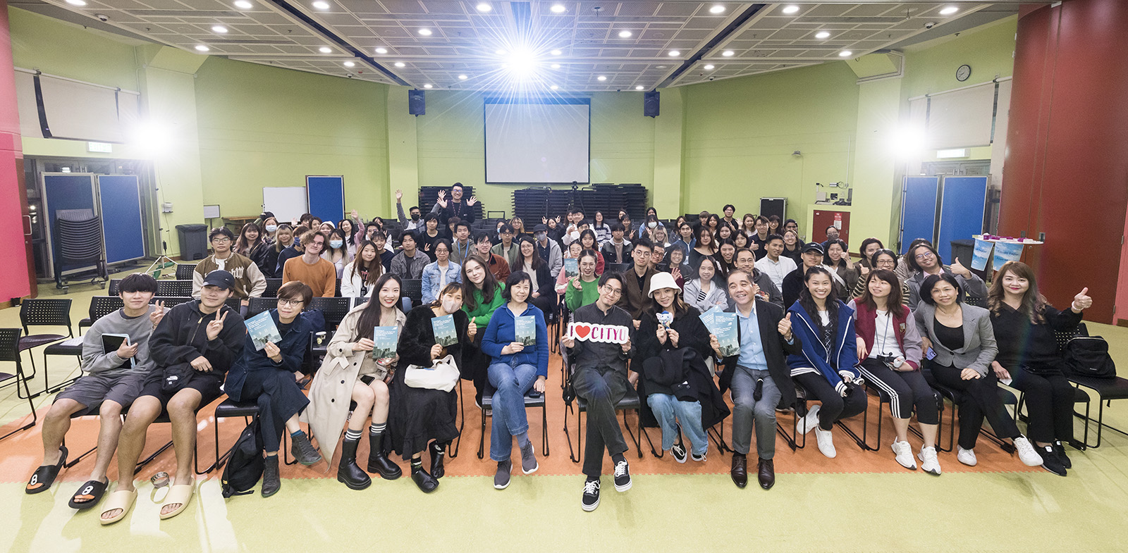 Teachers and students attending the event take a group photo with Mr Cheuk (front row, 7th from right).