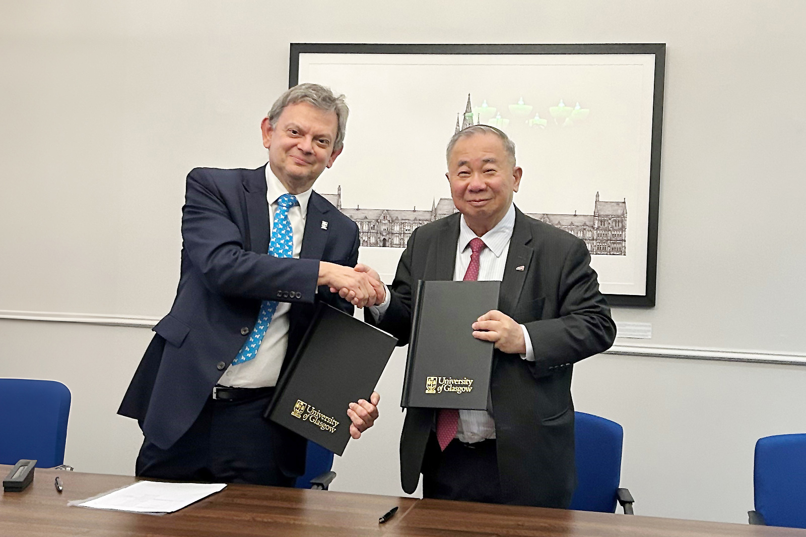 城大校長梅彥昌教授 （右）和Anton Muscatelli爵士教授（左）。