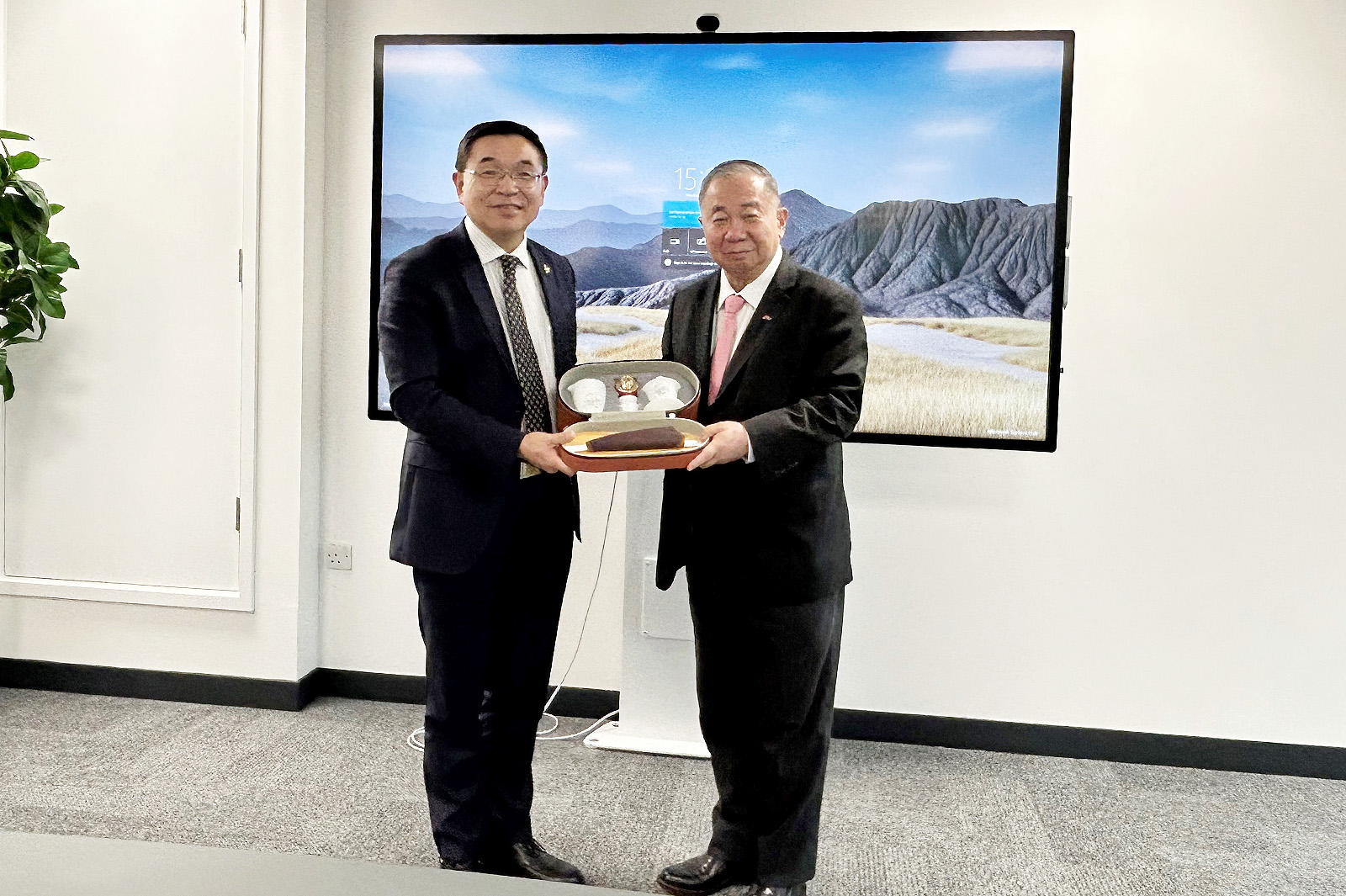 President Boey (right) and Professor Lu (left).