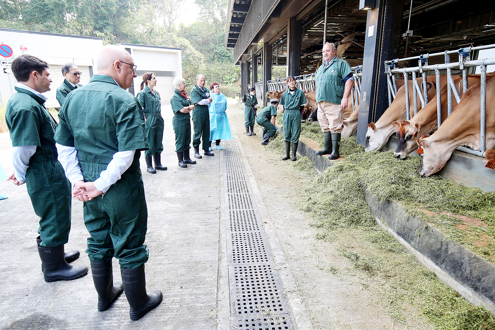 The UGC members visit the CityUHK Farm.