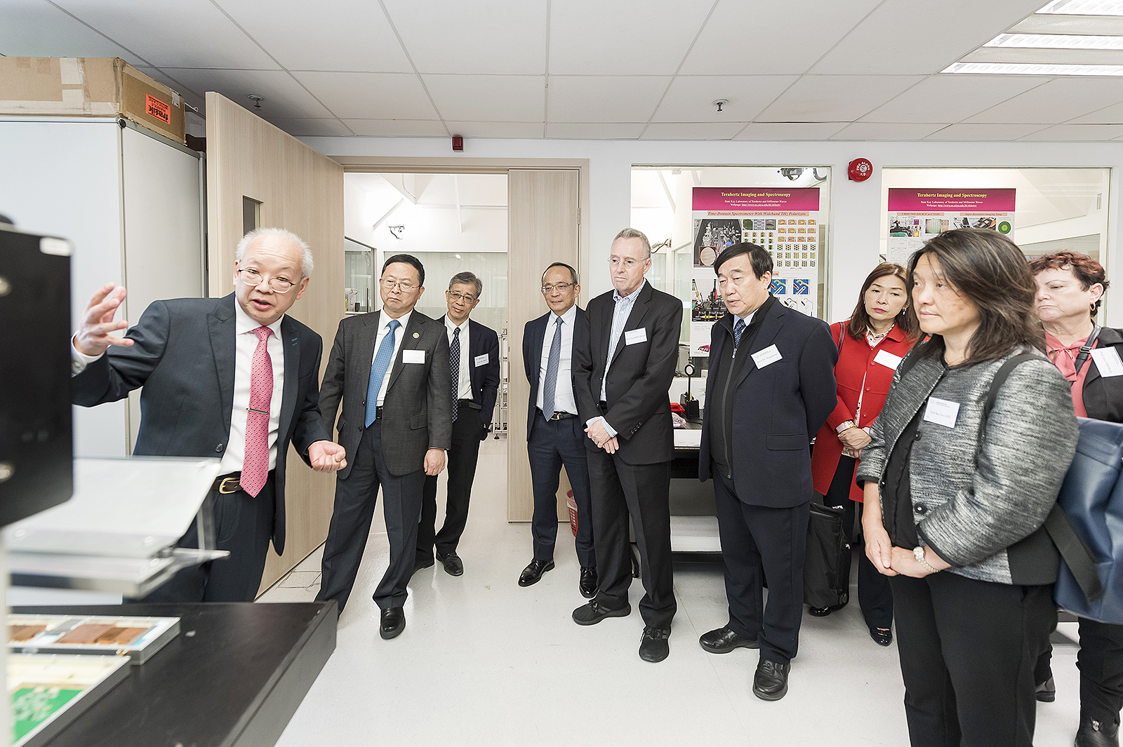 教資會成員到訪太赫茲及毫米波國家重點實驗室。