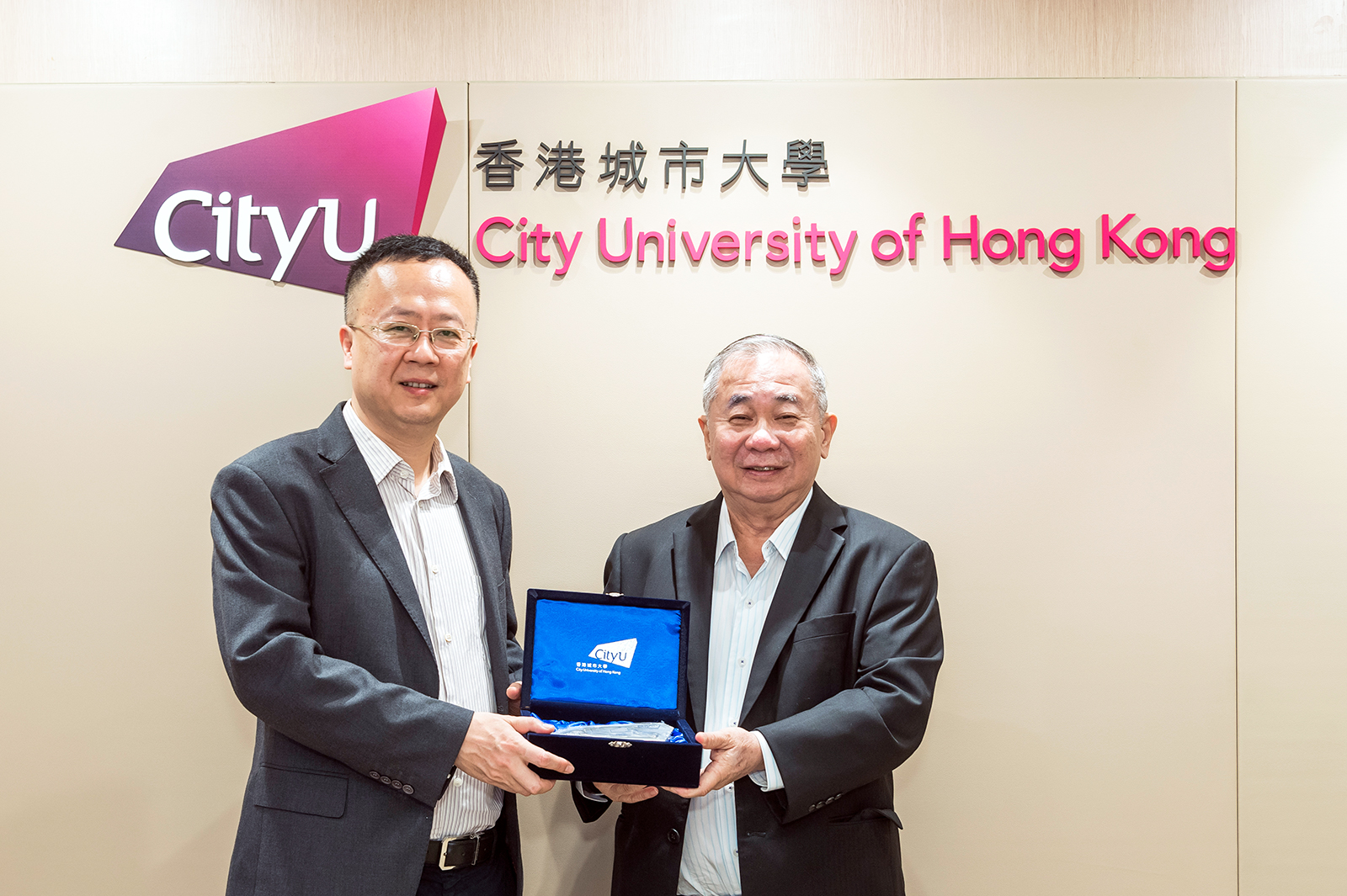 President Boey (right) presents a souvenir to Mr Zhu Jianhua.