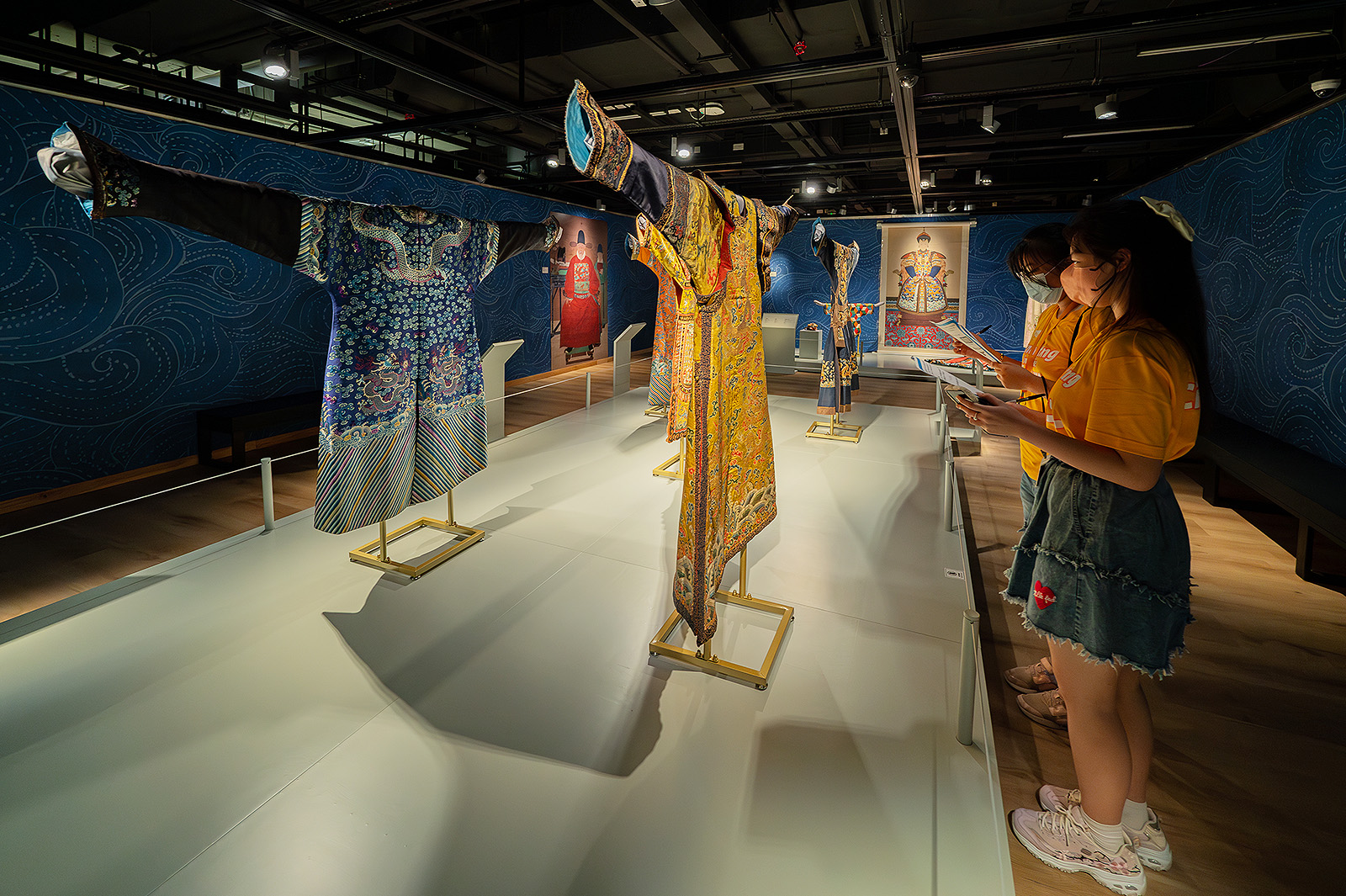 參加者到訪般哥展覽館，參觀「絲織繁華：從中國到歐洲之路」展覽。