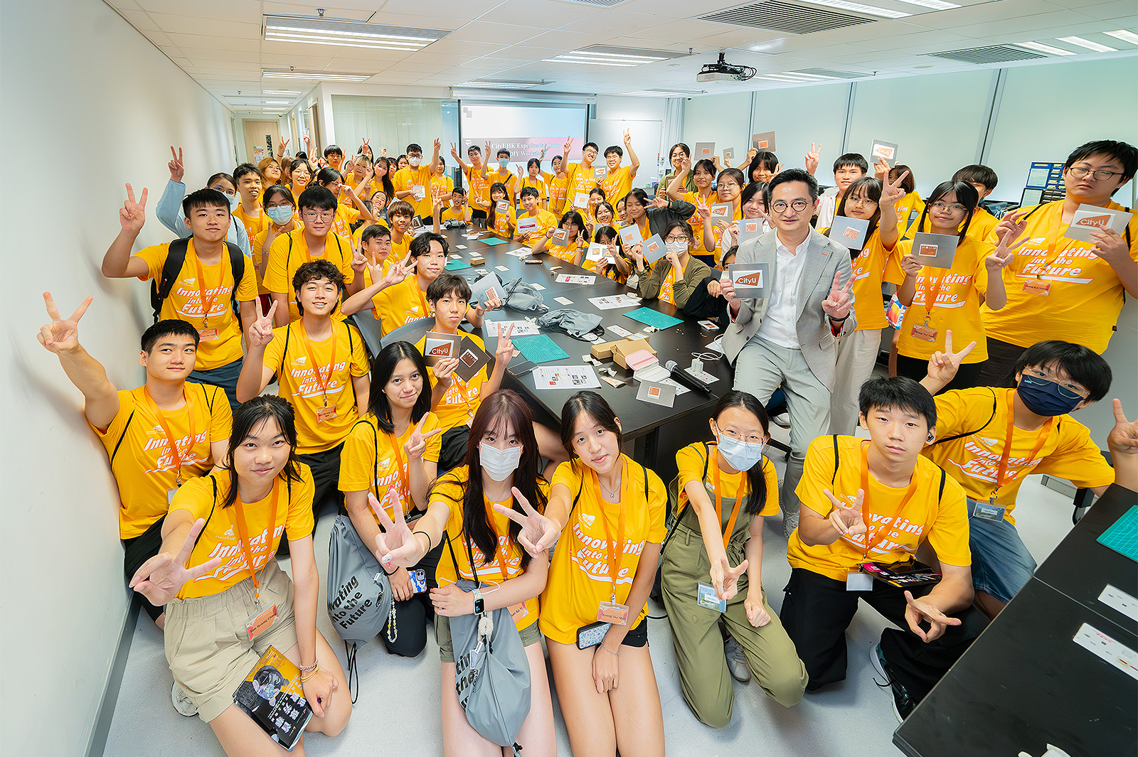 參與的學生在黃教授（第二排右四）主持的工作坊學習製作簡易天線。