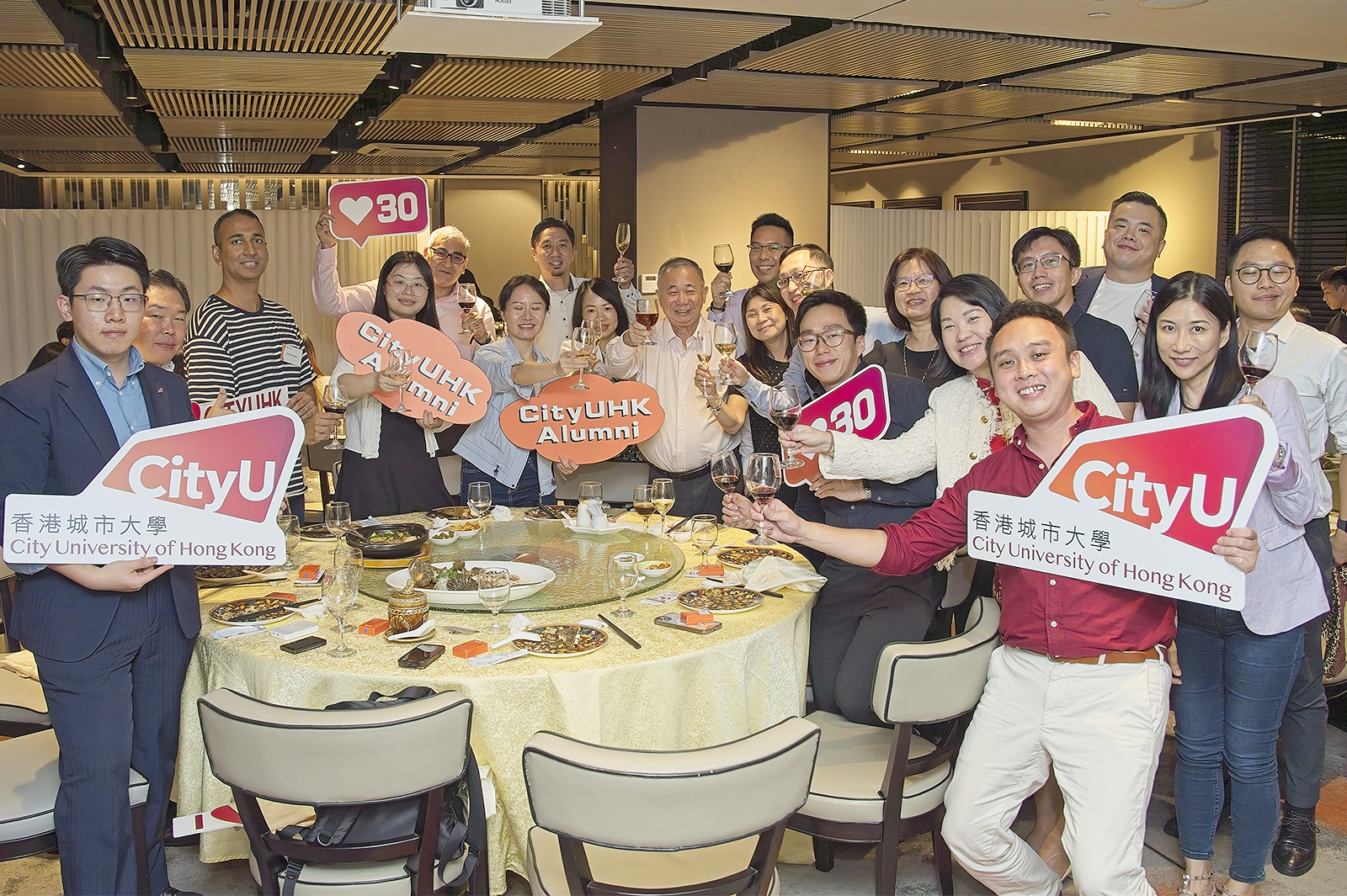 一眾新加坡校友歡聚一堂，同賀城大30周年校慶。