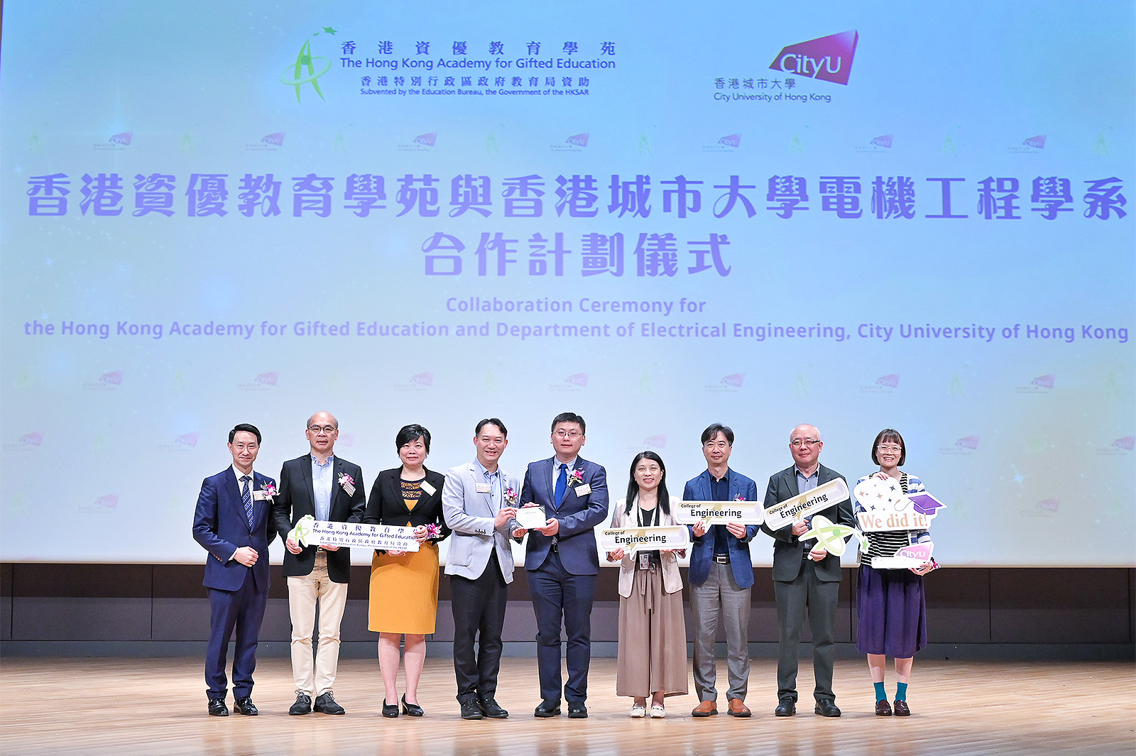 Professor Ray Cheung (middle) and Ir Professor Alan Lam Hiu-fung, Chairperson of the Board of Directors of the HKAGE (4th from left), earlier attended a collaboration ceremony for the Academy and CityUHK EE.