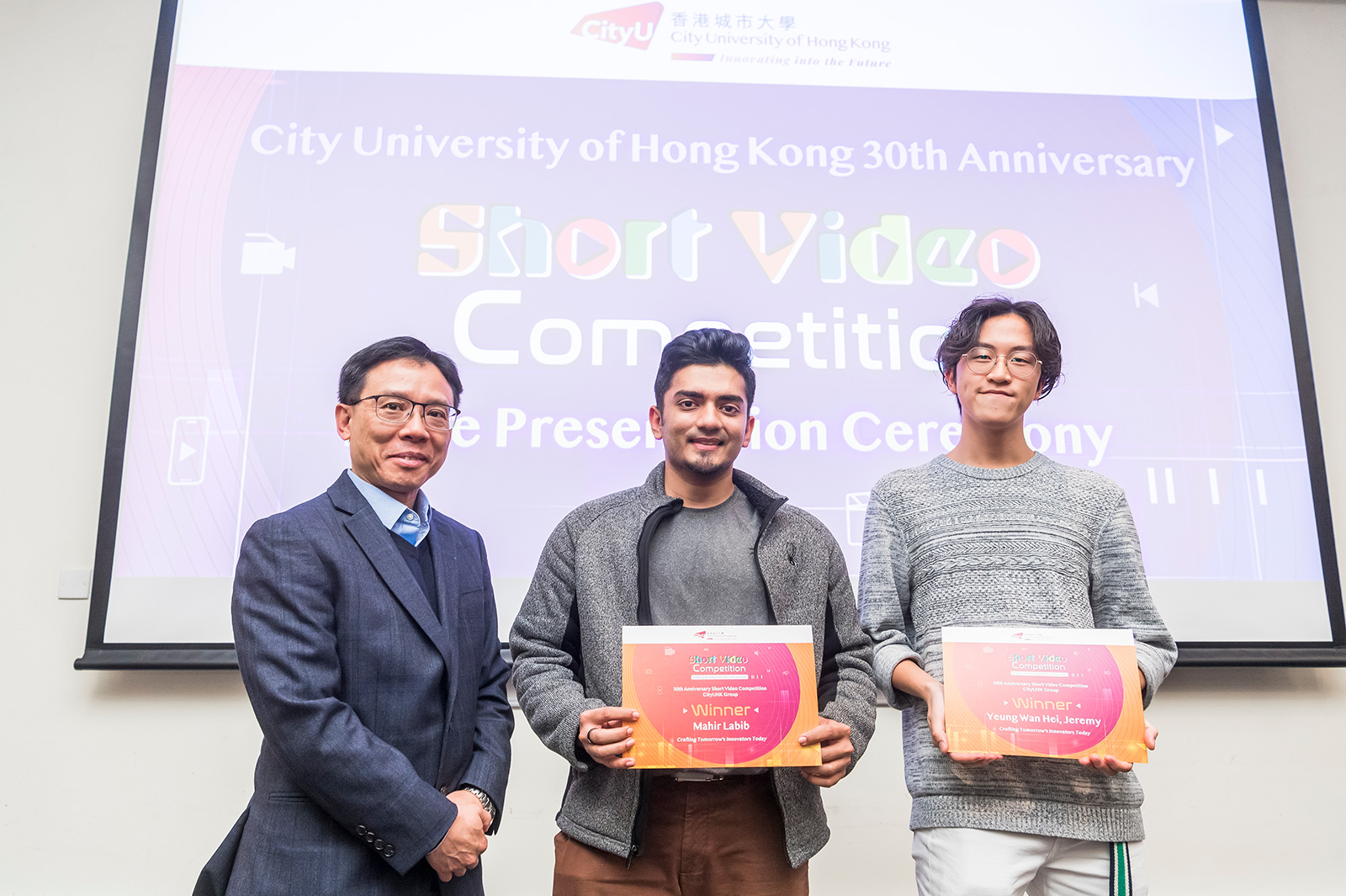 Professor Ho (left) presents the certificates to the winners of the CityUHK Group.