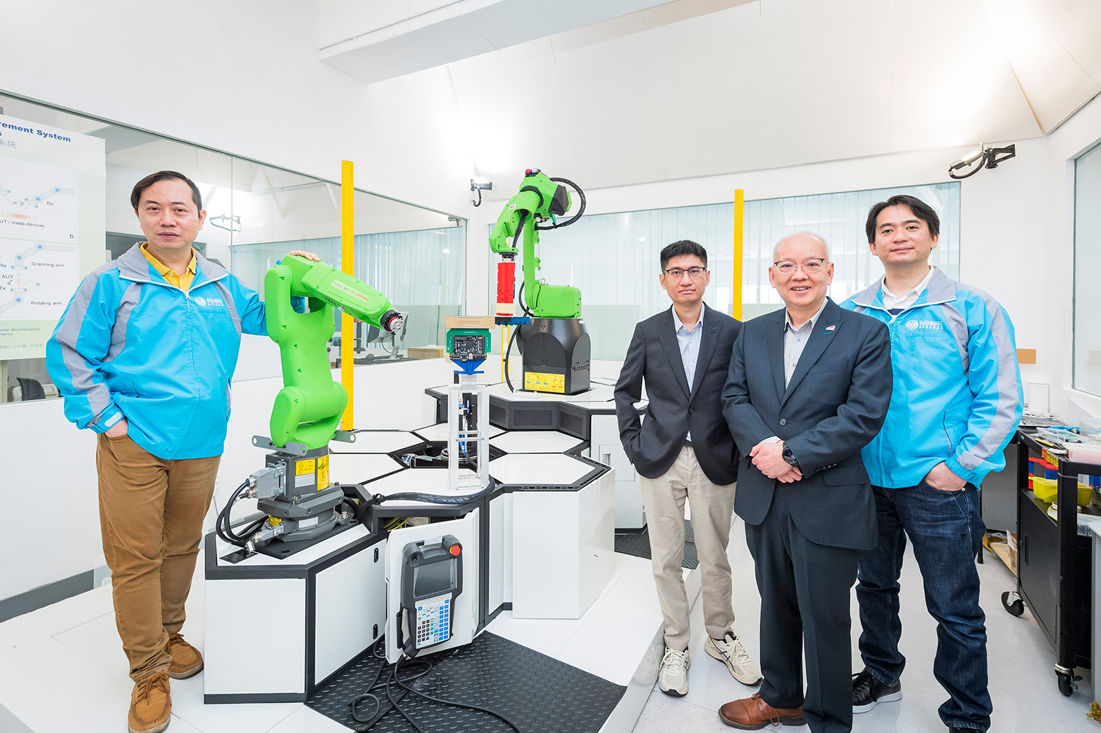 （右起）岑博士、陳教授、吳教授及陳博士研發的超表面天線有望為未來的無線通訊帶來革命性的變化。