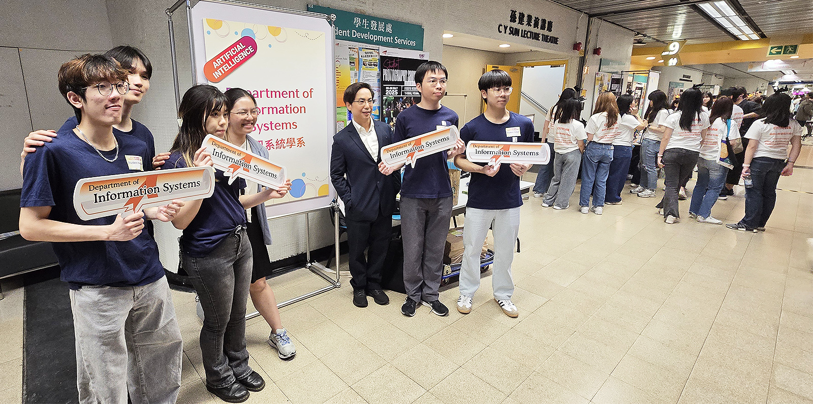 Visitors learn about CityUHK’s academic strengths and its vibrant, diverse campus life from student ambassadors.
