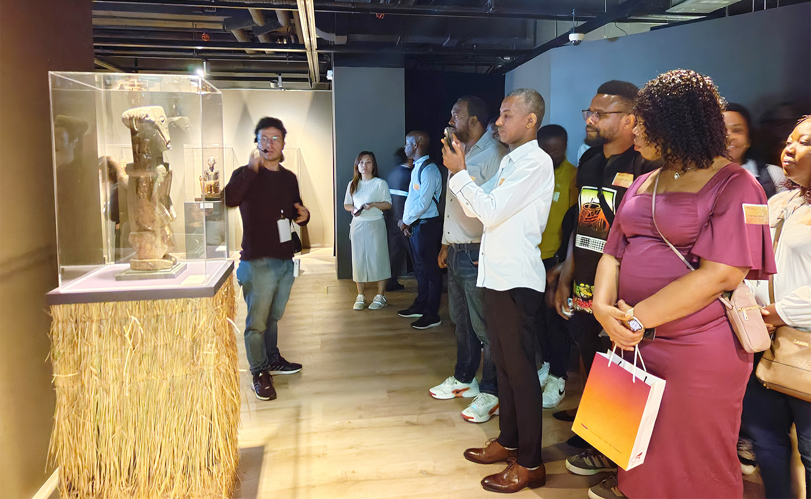 Alumni visit the “Central African Art – Invocation of An Unseen World” exhibition at the Indra and Harry Banga Gallery of CityUHK.