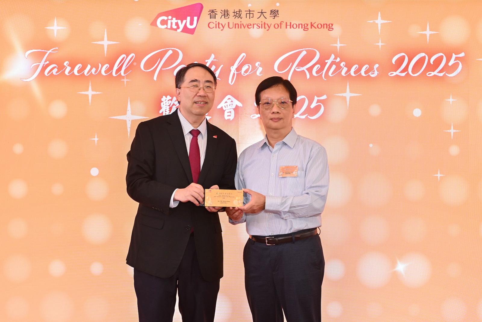 Professor Lee (left) presents a commemorative gift to Dr Tse (right).