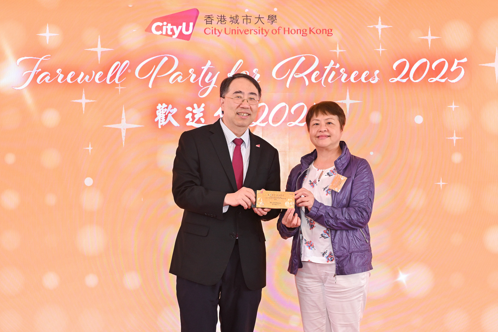 Professor Lee (left) presents a commemorative gift to Ms Lee (right).