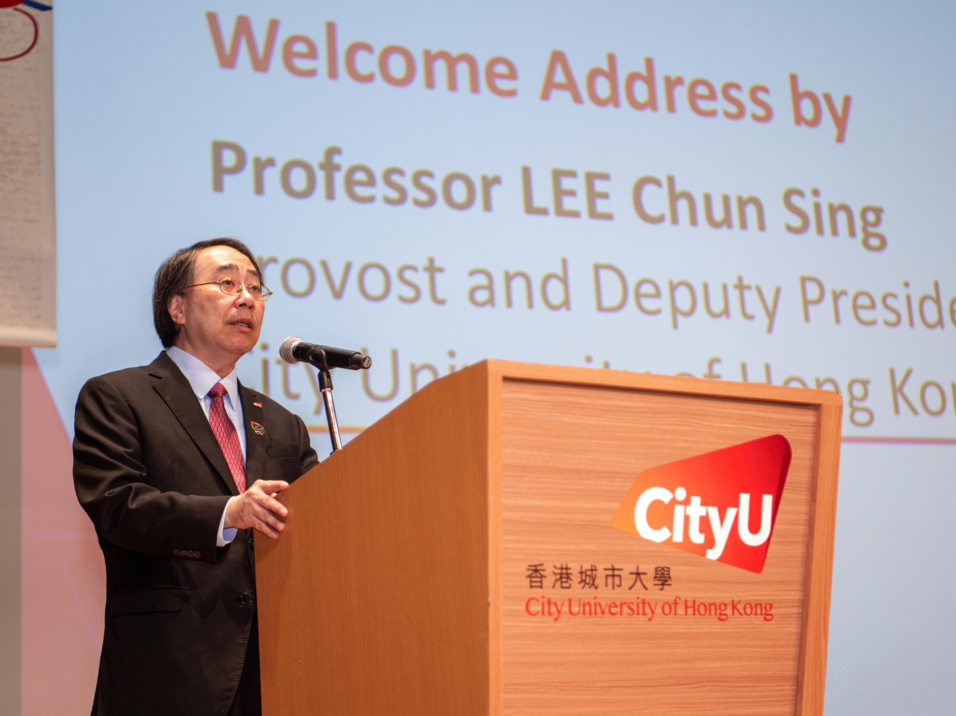 Professor Lee welcomes new students.