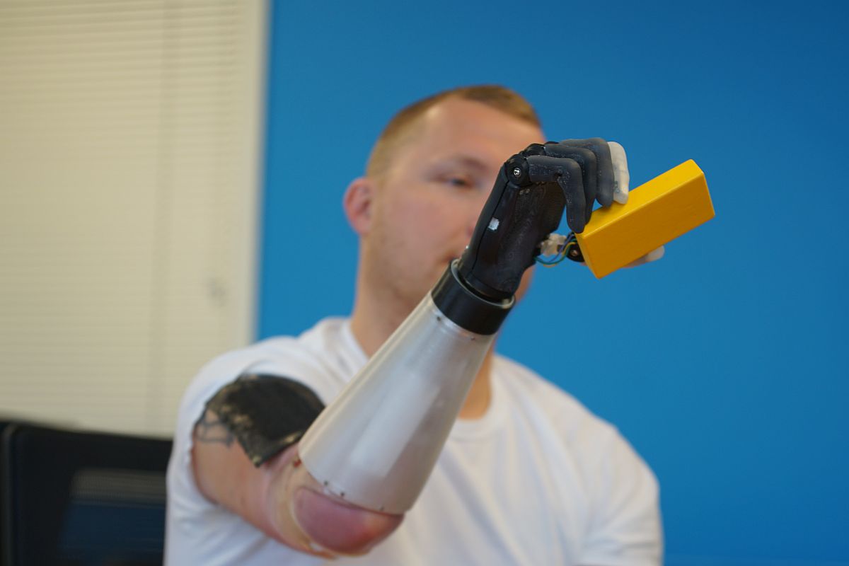 Hand Sensor Vr A wirelessly-controlled and wearable skin-integrated haptic VR device ...