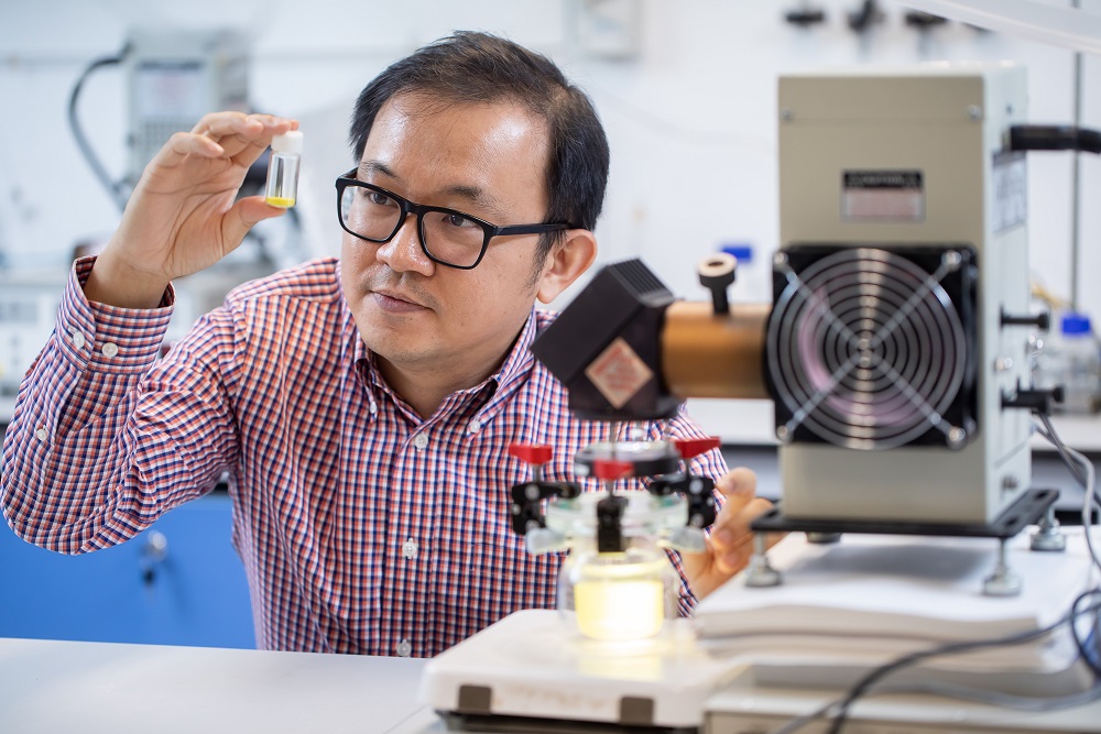 Quantum confinement discovered in porous nano-photocatalyst which produces hydrogen under visible light from water splitting